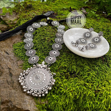 Silver Phool Necklace Set